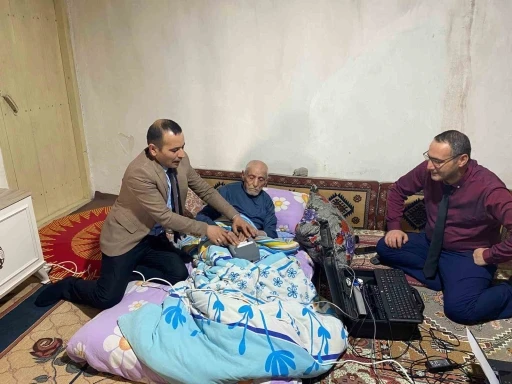 Ağrı’da yatağa bağımlı Hasan amcanın kimliği evinde yenilendi
