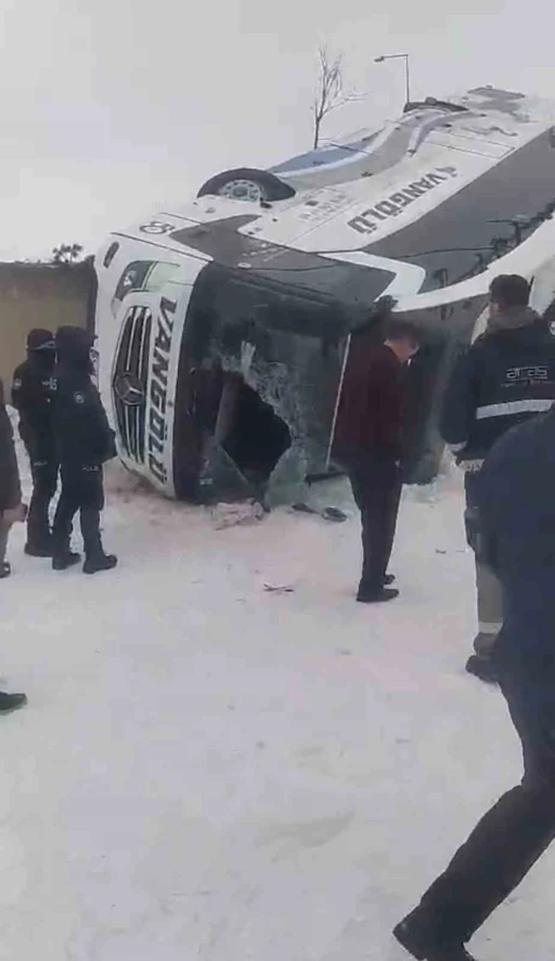Ağrı&rsquo;da yolcu otob&uuml;s&uuml; devrildi: 16 yaralı
