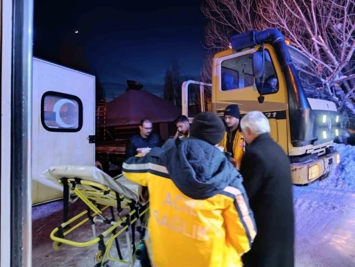 Ağrı&rsquo;da yolu kapalı k&ouml;ydeki hasta paletli ambulansla hastaneye ulaştırıldı
