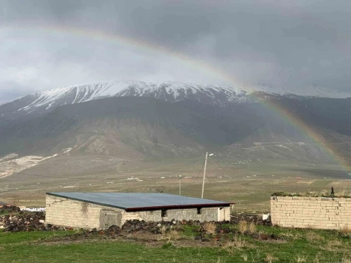 Ağrı Dağı eteklerinde gökkuşağı güzelliği

