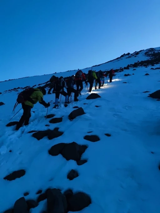 Ağrı Dağı’nda kar altında zorlu tırmanış başladı
