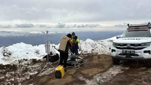 Ağrı Dağı&rsquo;nda kaybolan dağcıyı arama &ccedil;alışmaları 3&rsquo;&uuml;nc&uuml; g&uuml;n&uuml;nde s&uuml;r&uuml;yor
