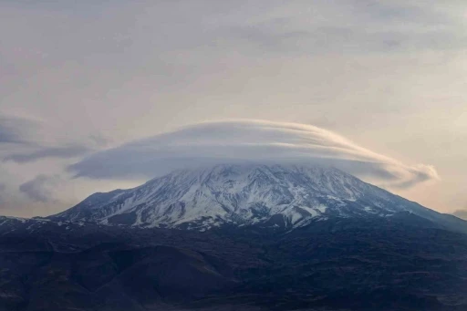 Ağrı Dağı’nda &quot;mercek bulutu&quot; hayran bıraktı
