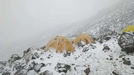 Ağrı Dağı’nda tırmanışa tipi engeli
