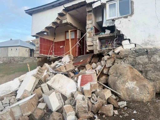 Ağrı&rsquo;daki depremde k&ouml;ylerde bazı yapılarda hasar meydana geldi
