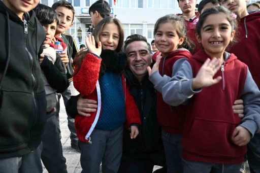 Ağrı Emniyet M&uuml;d&uuml;r&uuml; &Ouml;nder, &ouml;ğrencilerle buluşarak polislik mesleğini tanıtıyor

