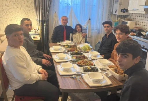Ağrı Milli Eğitim M&uuml;d&uuml;r&uuml; K&ouml;krek&rsquo;ten &ouml;ğrencilere iftar

