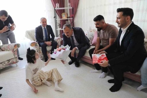 Ağrı Valisi Bozkurt, evde eğitim g&ouml;ren &ouml;ğrencinin karne sevincine ortak oldu
