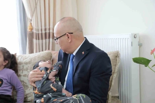 Ağrı Valisi Koç, epilepsi hastası Selçuk Eymen’i evinde ziyaret etti
