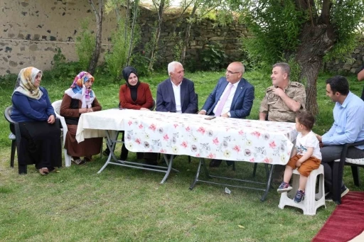 Ağrı Valisi Koç’tan Diyadin ve Taşlıçay’da şehit ailelerine ziyaret
