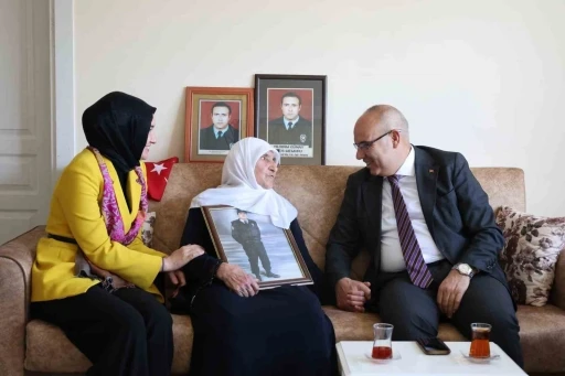 Ağrı Valisi Koç’tan şehit annesine Anneler Günü ziyareti
