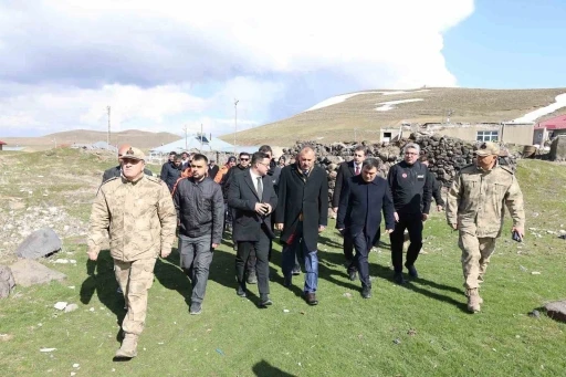Ağrı Valisi &Ouml;nder Bozkurt deprem b&ouml;lgesinde
