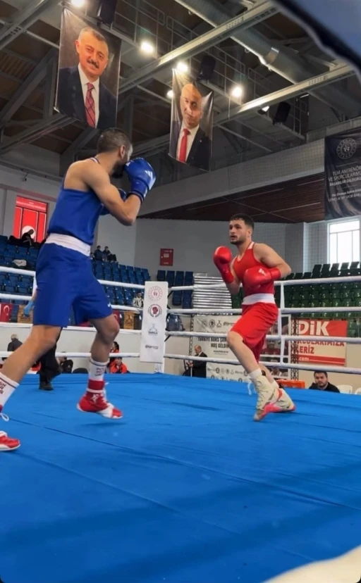 Ağrılı boks&ouml;r Sezgin Acar T&uuml;rkiye &uuml;&ccedil;&uuml;nc&uuml;s&uuml; oldu
