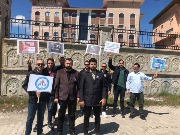 Ağrılı eğitimciler hayatını kaybeden okul müdürü için bir araya geldi
