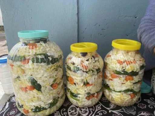 Ağrılı kadınların geleneksel turşu kurma mesaisi başladı