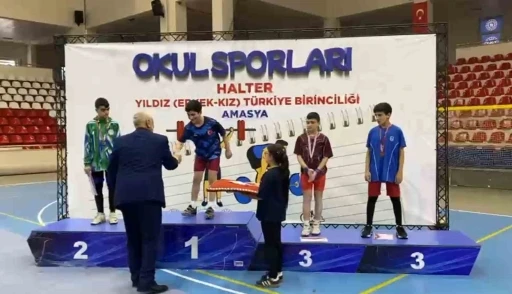 Ağrılı &ouml;ğrenci Osman Oğur, halterde T&uuml;rkiye şampiyonu oldu
