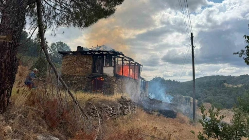 Ahırda &ccedil;ıkan yangın ormana sı&ccedil;radı, b&uuml;y&uuml;meden s&ouml;nd&uuml;r&uuml;ld&uuml;
