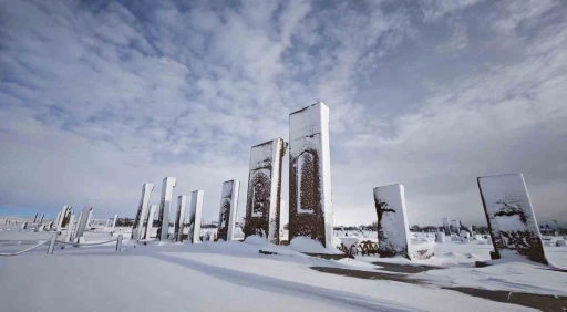 Ahlat&rsquo;ın tarihi mekanlarından kartpostallık kar manzaraları
