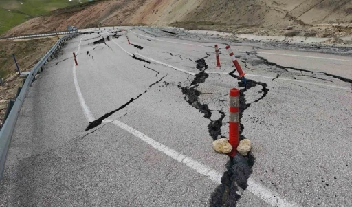 Ahlat-Malazgirt yolunda korkutan kayma
