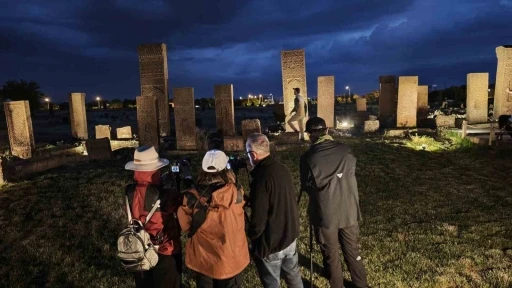 Ahlat Sel&ccedil;uklu Meydan Mezarlığı&rsquo;nda Gece M&uuml;zeciliği&rsquo;ne yoğun ilgi
