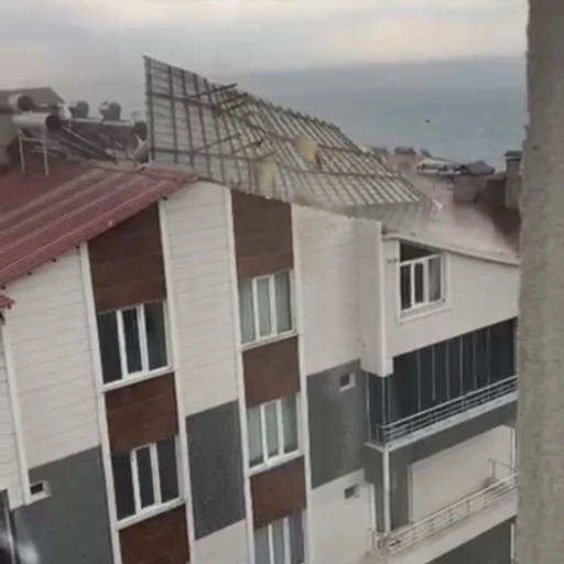Ahlat&rsquo;ta fırtına &ccedil;atıları u&ccedil;urdu
