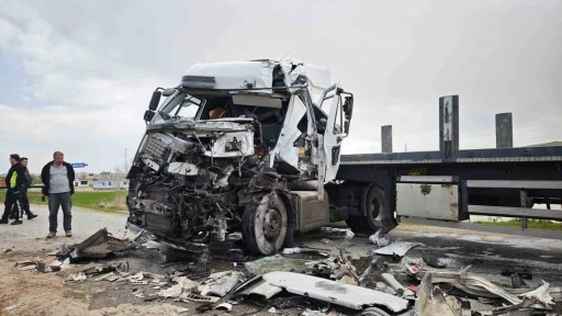 Ahlat&rsquo;ta iki tır &ccedil;arpıştı: 1 yaralı
