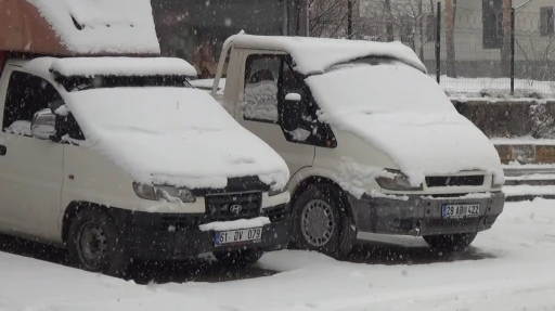 Ahlat&rsquo;ta mart karı s&uuml;rprizi: 11 k&ouml;y yolu ulaşıma kapandı
