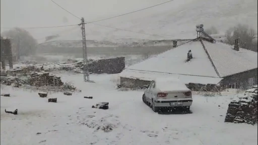Ahlat’ta nisan ayında kar sürprizi
