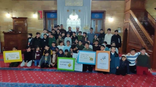 Ahlat&rsquo;ta &ouml;ğrenciler teravihte buluştu
