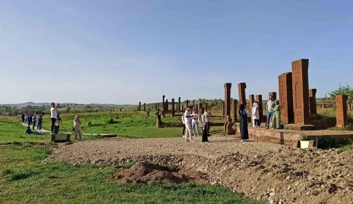 Ahlat’ta turizm sezonu hareketliliği: Selçuklu Meydan Mezarlığı ziyaretçi akınına uğruyor
