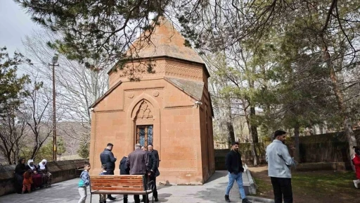 Ahlat&rsquo;taki t&uuml;rbeye bayramda ziyaret&ccedil;i akını
