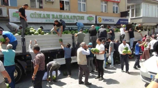 Ahlatlı çiftçi 30 ton karpuz dağıttı
