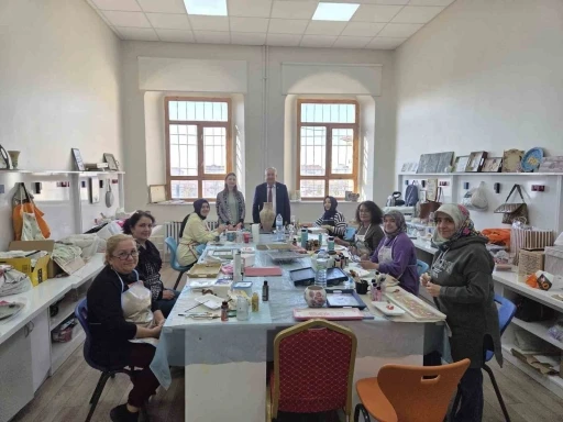 Ahşap boyama kursunda el becerileri gelişiyor
