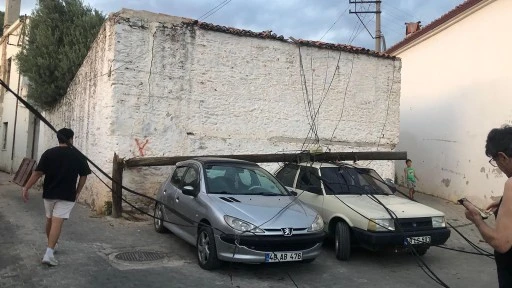 Ahşap direk araçların üzerine devrildi