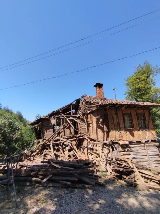 Ahşap ev çöktü, hayvanlar son anda kurtarıldı
