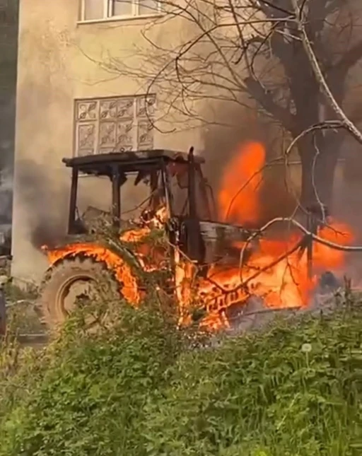 Ahşap ev ve traktör alevlere teslim oldu
