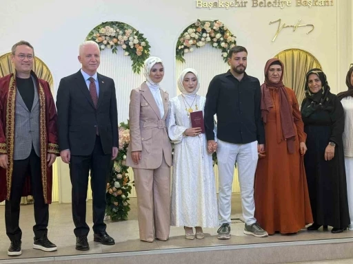 Aile ve Sosyal Hizmetler Bakanı G&ouml;ktaş, evlilik kredisi desteğinden faydalanan &ccedil;iftin nikah şahidi oldu
