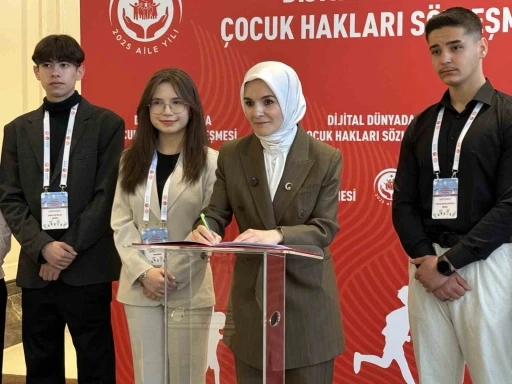 Aile ve Sosyal Hizmetler Bakanı Göktaş, &quot;Dijital Dünyada Çocuk Hakları Sözleşmesi&quot;nin ilk imzasını attı
