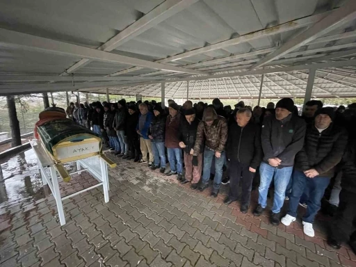 Aile ziyareti d&ouml;n&uuml;ş&uuml;nde kazada &ouml;len anne ve kızı yan yana defnedildi
