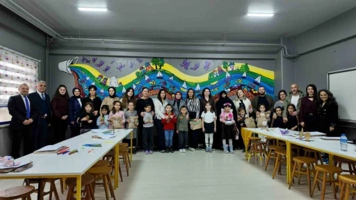 Aileler masal at&ouml;lyesinde buluştu
