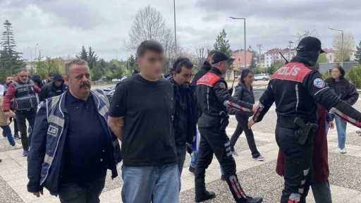 Ailelerden basın mensuplarına tepki: "Allah belanızı versin, daha 18 yaşında, &ccedil;ekmeyin"
