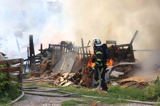 Ailesinin yanan evine koşan kadın babasına sevinçle sarıldı
