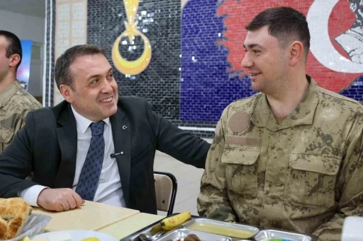 Ailesiyle g&ouml;r&uuml;nt&uuml;l&uuml; konuşan Mehmet&ccedil;ik duygu dolu anlar yaşadı
