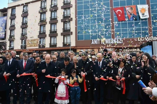 AK Parti Akşehir İl&ccedil;e Başkanlığı yeni binasında
