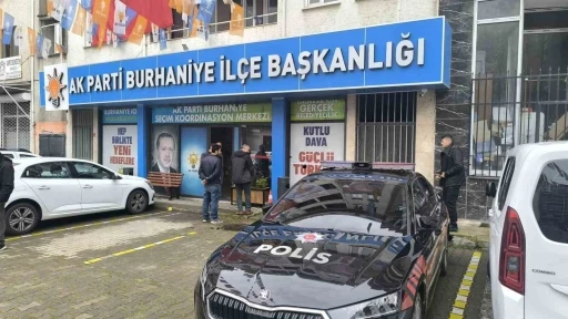 AK Parti Burhaniye İlçe Başkanlığına taşlı saldırı
