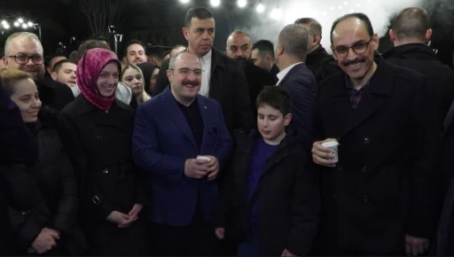 AK Parti Bursa Milletvekili Varank ve MİT Başkanı Kalın, sahurda vatandaşlarla bir araya geldi
