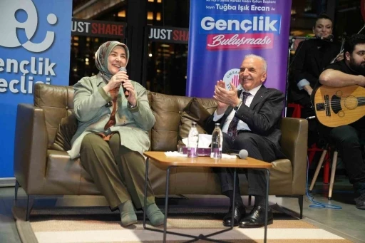 AK Parti Genel Merkez Kadın Kollar Başkanı Ercan, &Uuml;mraniye&rsquo;de gen&ccedil;lerle buluştu
