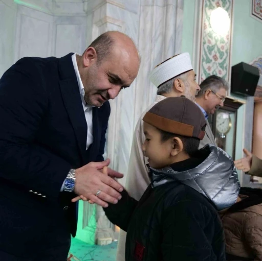 AK Parti İl Başkanı G&uuml;rhan Albayrak, Reşadiye Camii&rsquo;nde vatandaşlarla bayramlaştı
