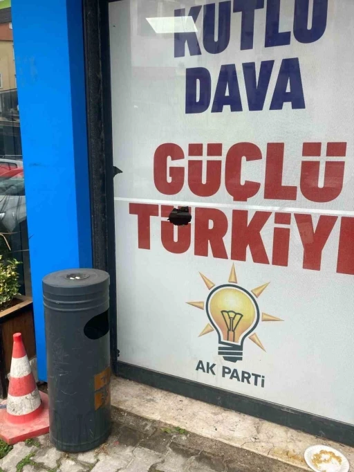 AK Parti İl Başkanı Mehmet Aydemir’den Burhaniye İlçe Başkanlığına yapılan taşlı saldırıya tepki
