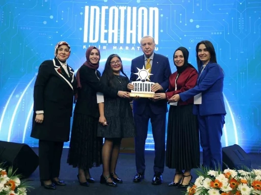 AK Parti Karşıyaka Kadın Kolları, &ouml;d&uuml;l&uuml;n&uuml; Cumhurbaşkanı Erdoğan&rsquo;dan aldı
